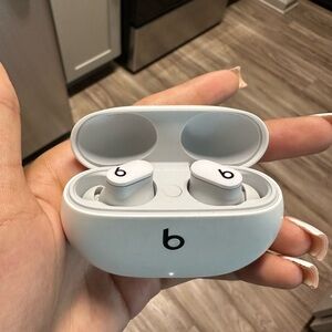 Beats White Wireless Earbuds
